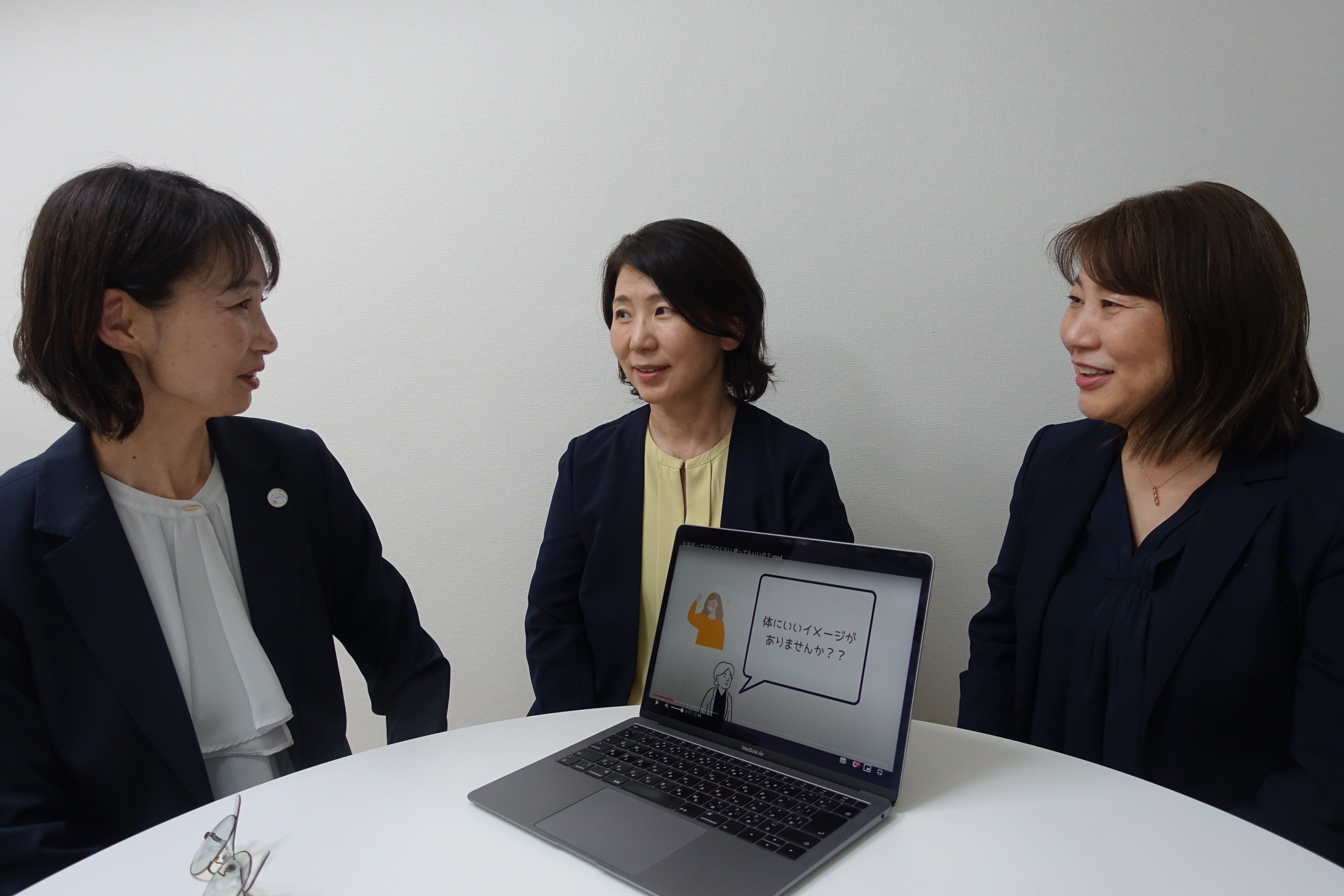 一緒に会社を立ち上げた、代表取締役　若井奈美さん、専務取締役　安原　忍さん、常務取締役　高原千里さん