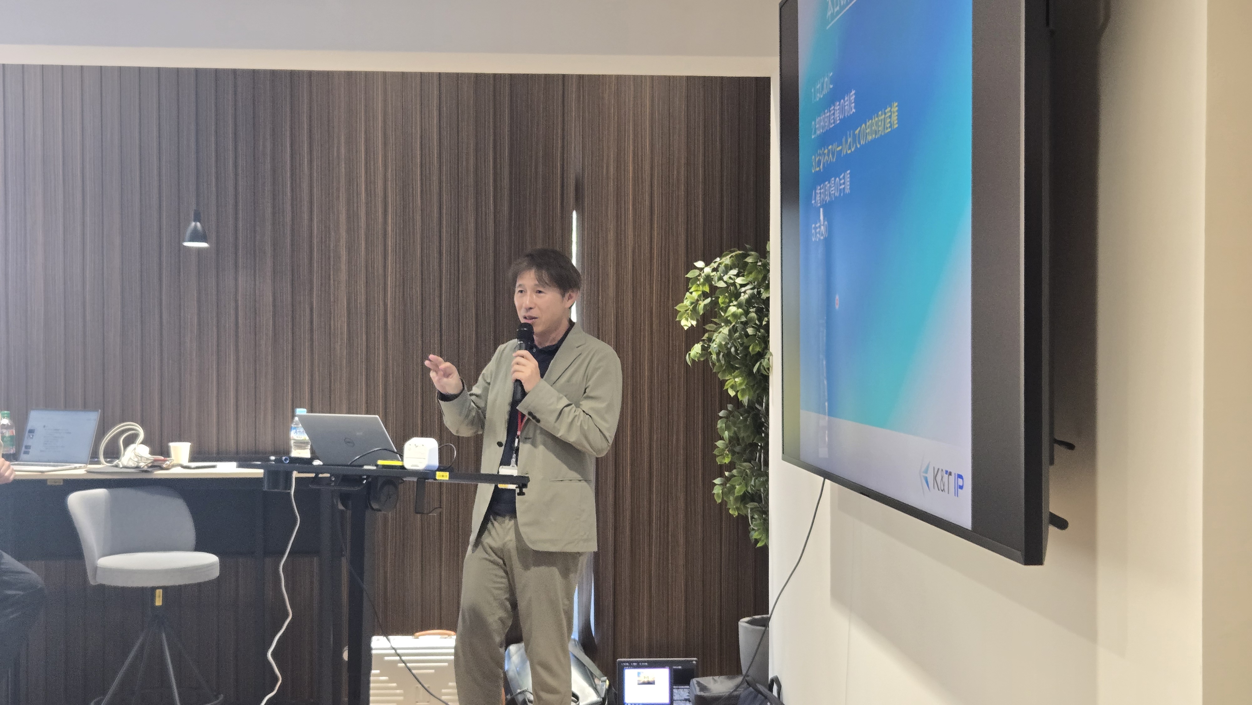 「知財と経営」入門〜知財による攻めと守りの効果 講義風景1