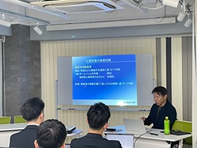 意匠権の活用〜デザインと知財〜 講義風景1