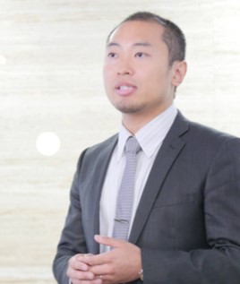 河野剛進氏の顔写真