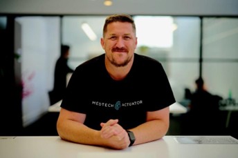CEO バズ・パーマー氏