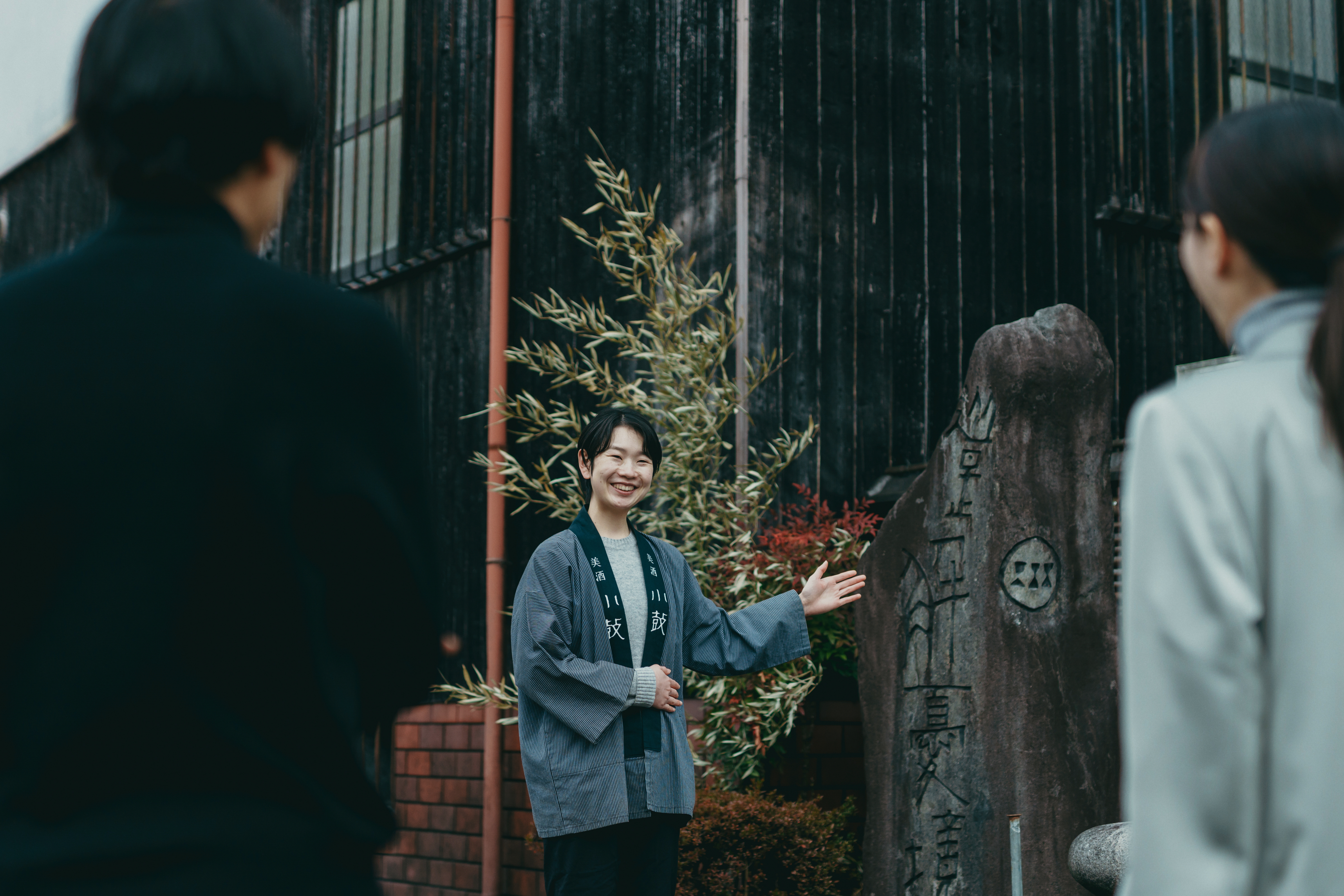 酒蔵を案内する様子