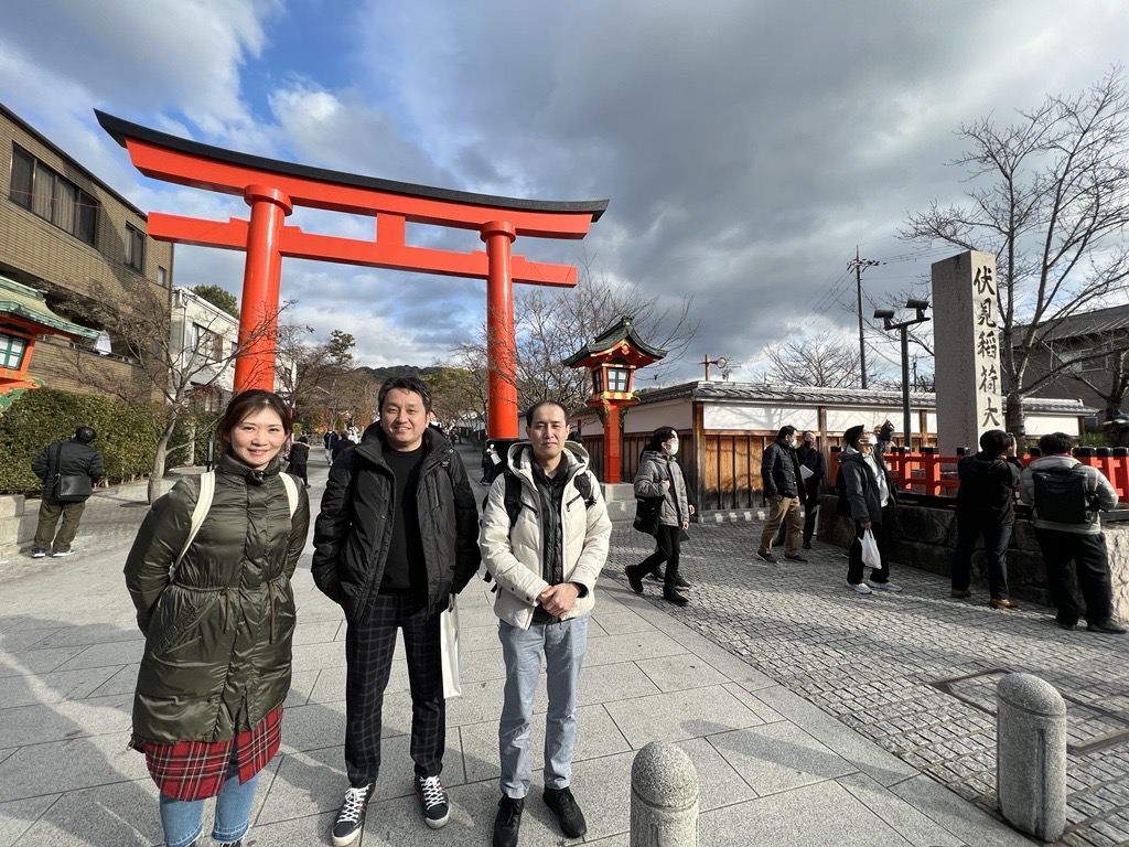MOMOCI創業前のお参り (左)福井氏(MOMOCI CEO) (中)藤本氏 (右)桂氏(SHIN-JIGEN CDO、開発責任者)