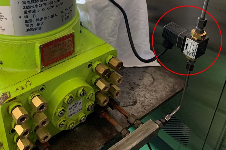 グリースポンプにFLS-G（赤丸内）を取り付けた設置例