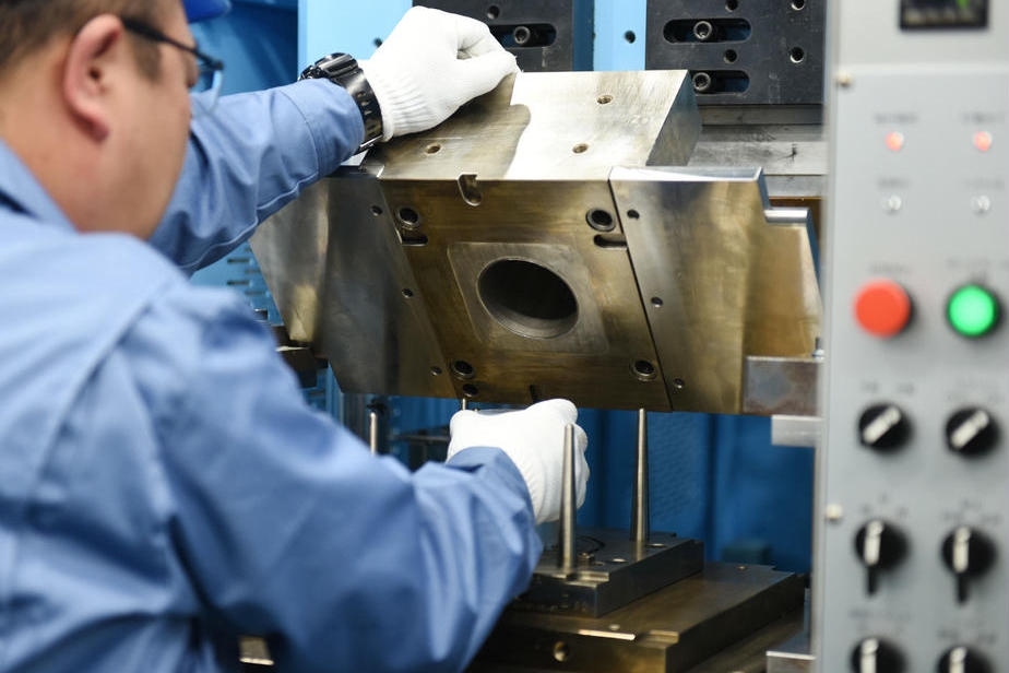 製造には職人技も生きる