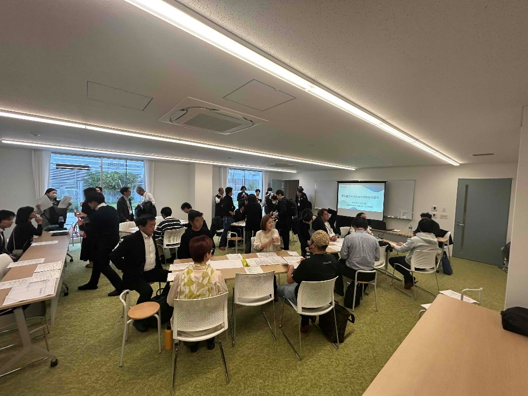 商店街・まちのありたい姿、アクションプラン案を再検討する参加者