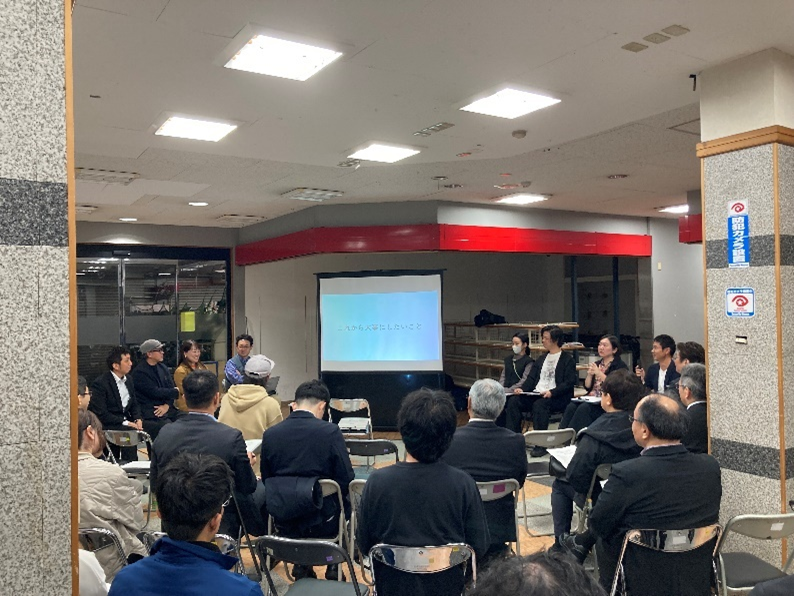 パネルディスカッションをする講師と参加者