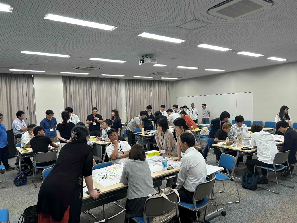 商店街・まちのありたい姿、アクションプランについて議論する参加者