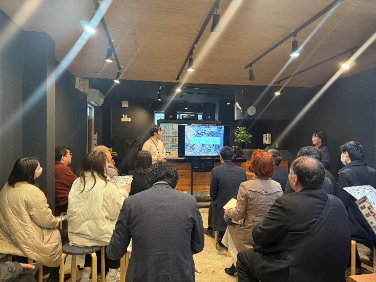 いちばたけの取組紹介をする坂本さんと佐藤さん