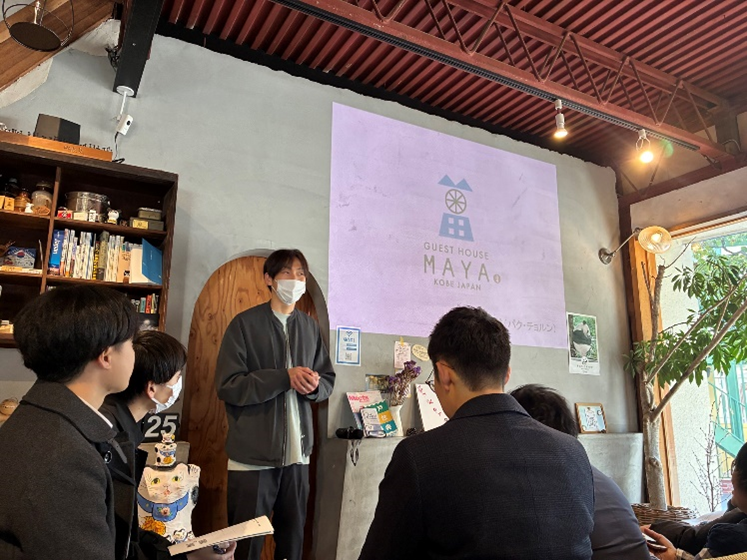 参加者にゲストハウス萬家の取組紹介をする朴さん