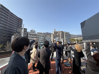 ゲストハウス萬家からの眺望について説明する朴さん