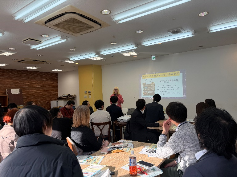 参加者に自身の取り組みを紹介する岩田さん