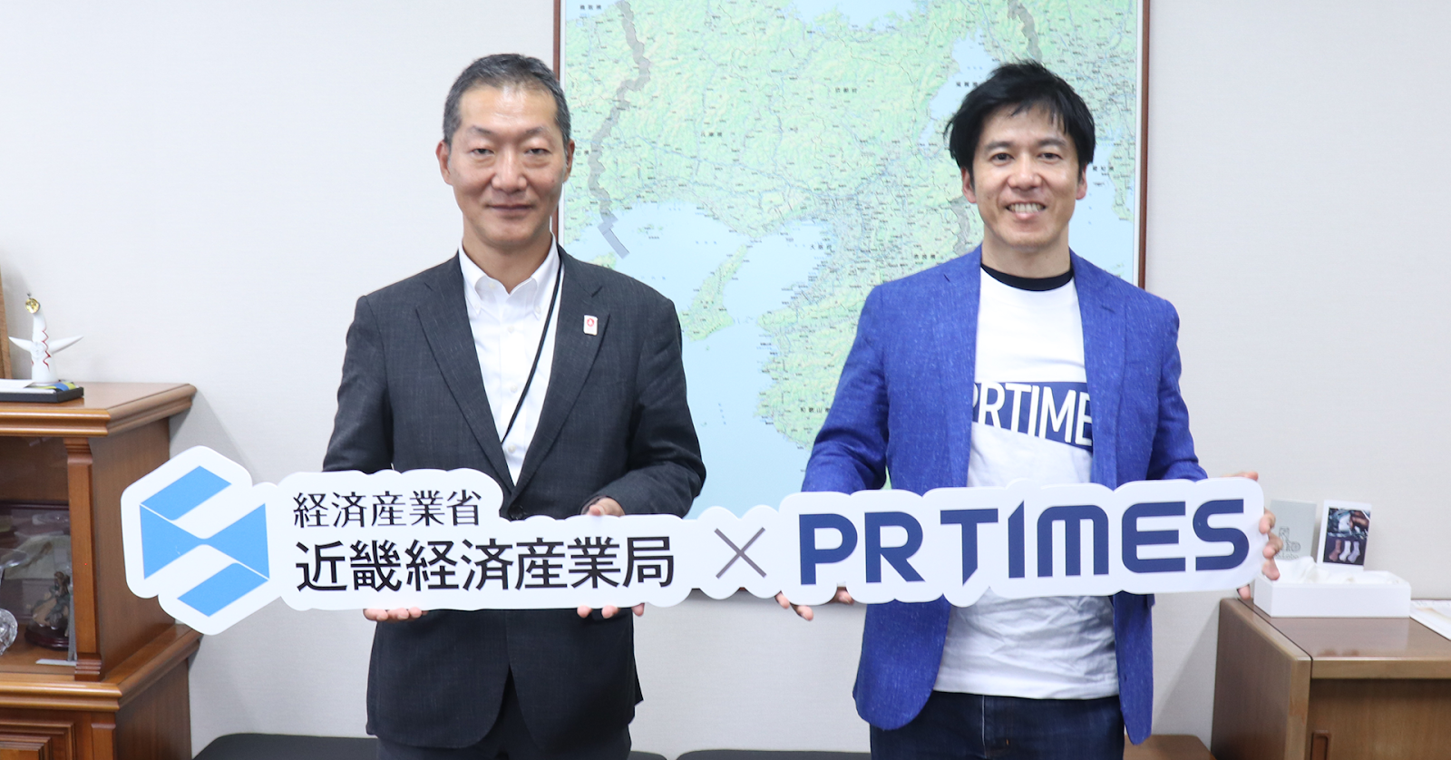 近畿経済産業局長とPR TIMES社長の写真