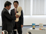 茂木大臣がヴイストン株式会社を視察しました
