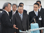 宮沢大臣が関西セイキ工業株式会社を視察しました