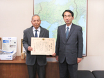 近畿経済産業局施策功労者感謝状の贈呈 （前公益財団法人地球環境センター専務理事　高田弘氏）