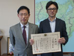 近畿経済産業局施策功労者感謝状の贈呈（SAS ENIS代表取締役社長 塩川 嘉章）